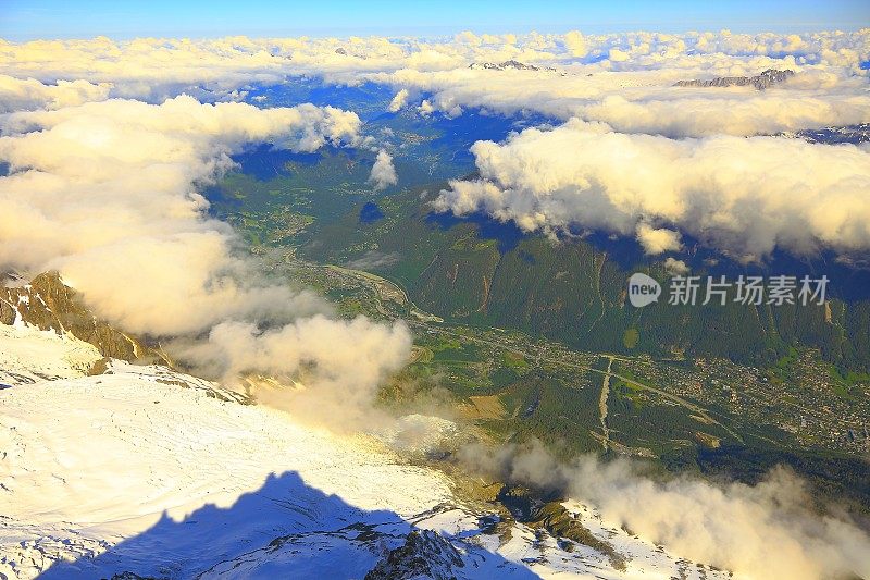 从Aiguille du Midi俯瞰Chamonix和Les Houches山谷